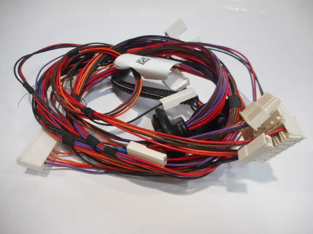 Kabelbundel mit mehreren farbigen Drähten und Steckverbindern, ideal für elektrische Anwendungen, zu verwenden mit Produkten von Remeha.